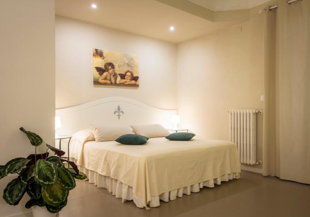 フィレンツェにあるSanta Maria Novella modern apartmentのベッドルーム1室(枕2つ付)