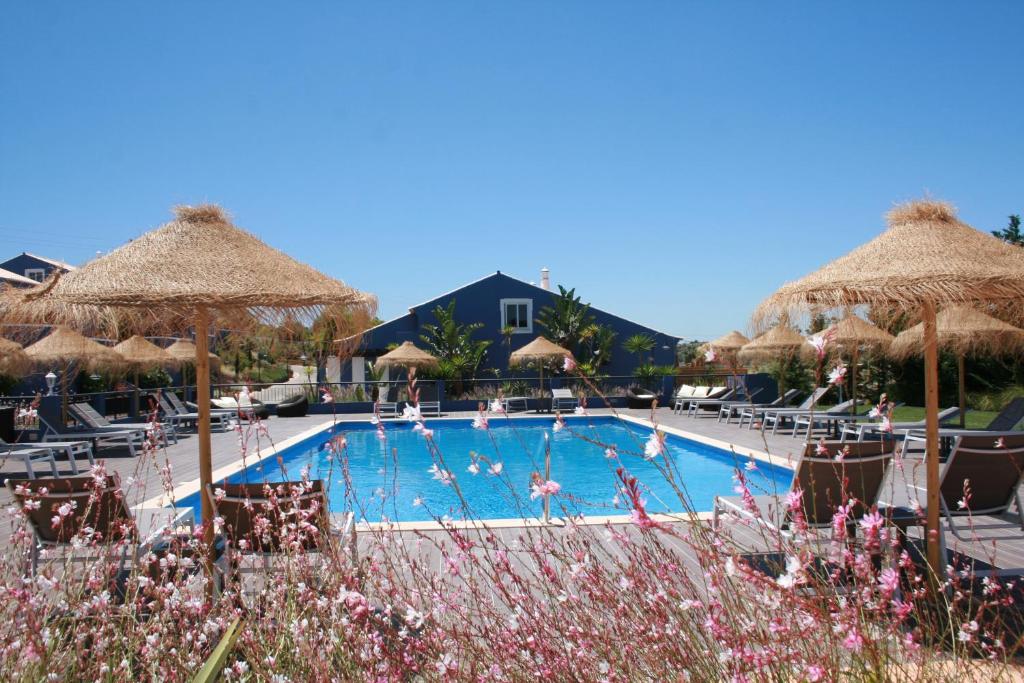 Bazén v ubytování Aldeia Azul Resort nebo v jeho okolí