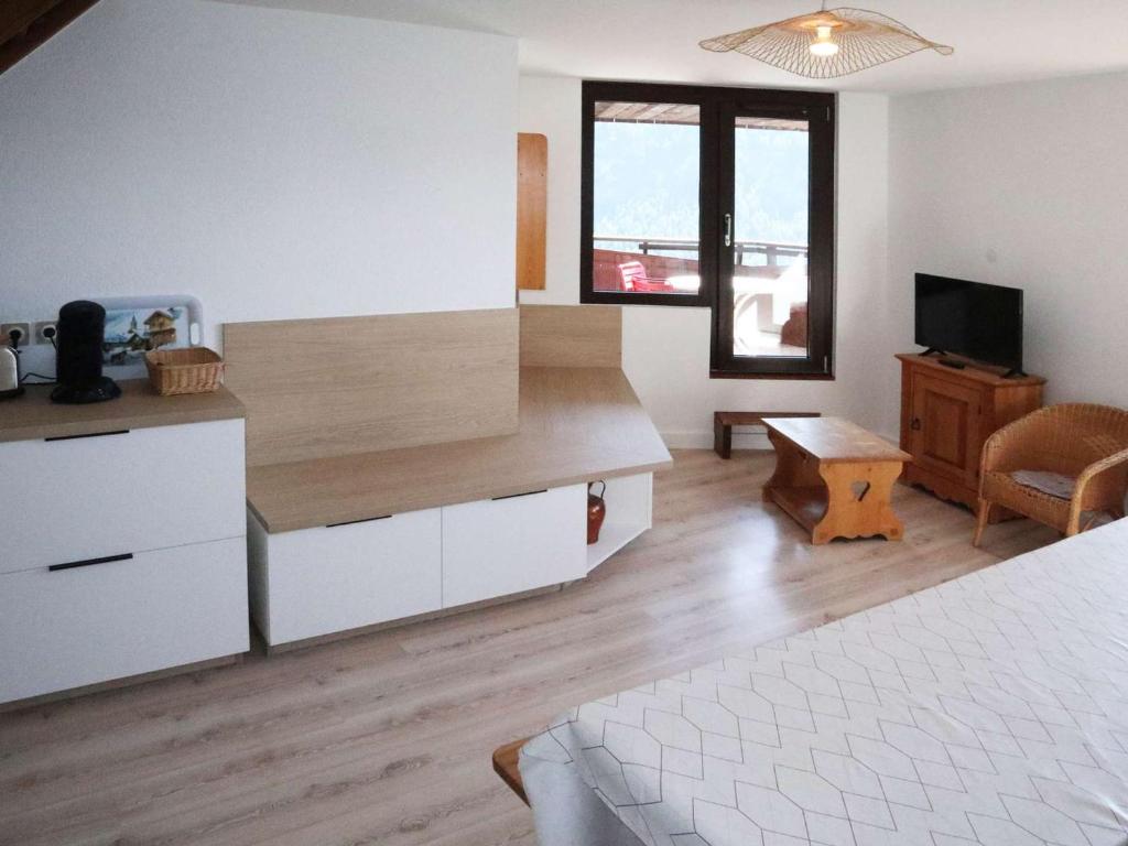 une chambre avec un lit, un bureau et une télévision dans l'établissement Appartement Duplex pour 12 pers, aux pieds des pistes avec gardien - FR-1-322-573, aux Orres