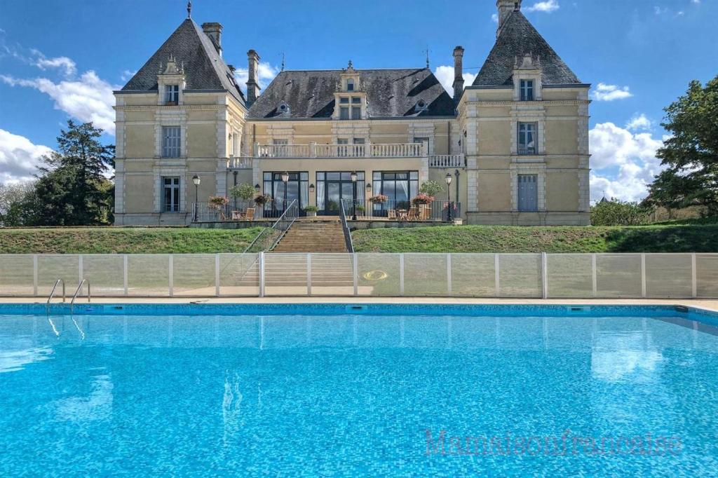 Bazén v ubytování Appartement dans Château exceptionnel nebo v jeho okolí