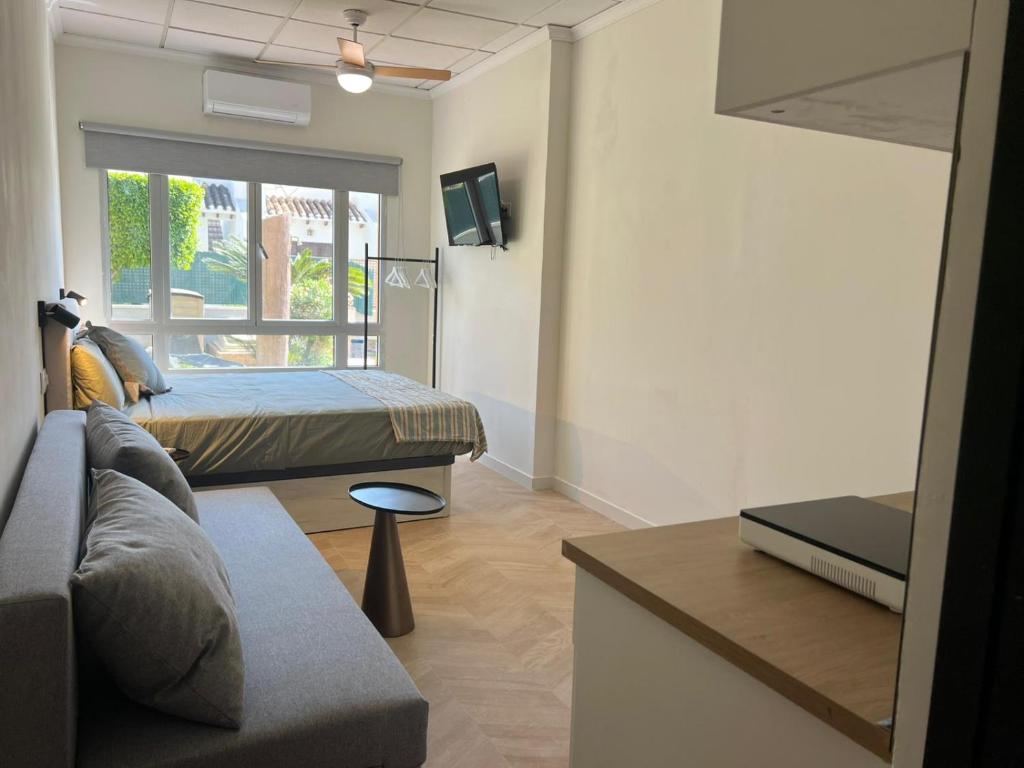 Televisyen dan/atau pusat hiburan di Apartahotel La Rotonda Cabo Roig