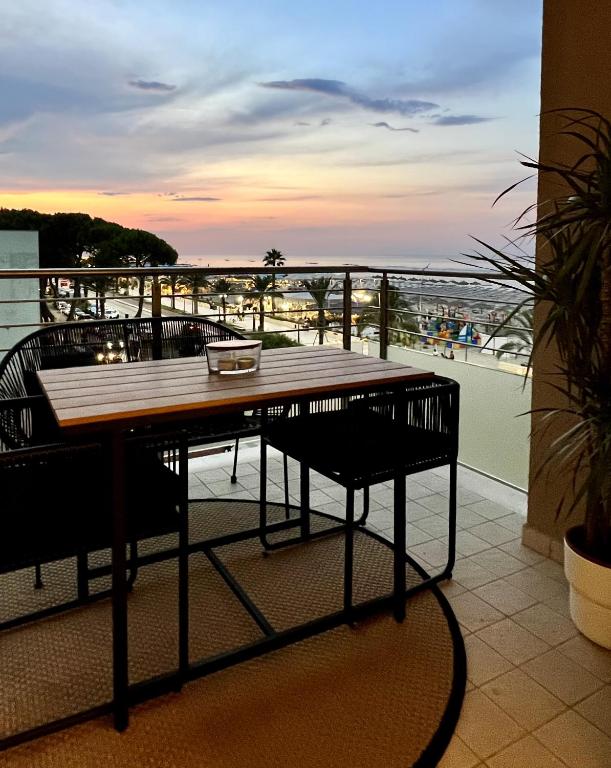 a table on a balcony with a view of a boat at Roseto Marina Lungomare in Roseto degli Abruzzi