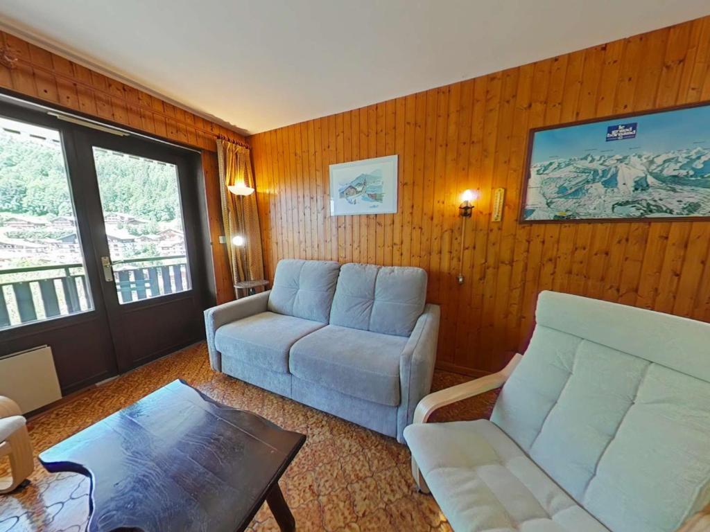 un salon avec un canapé et une table dans l'établissement Appartement au pied des pistes, 4 couchages, Le Grand-Bornand - FR-1-241-202, au Grand-Bornand