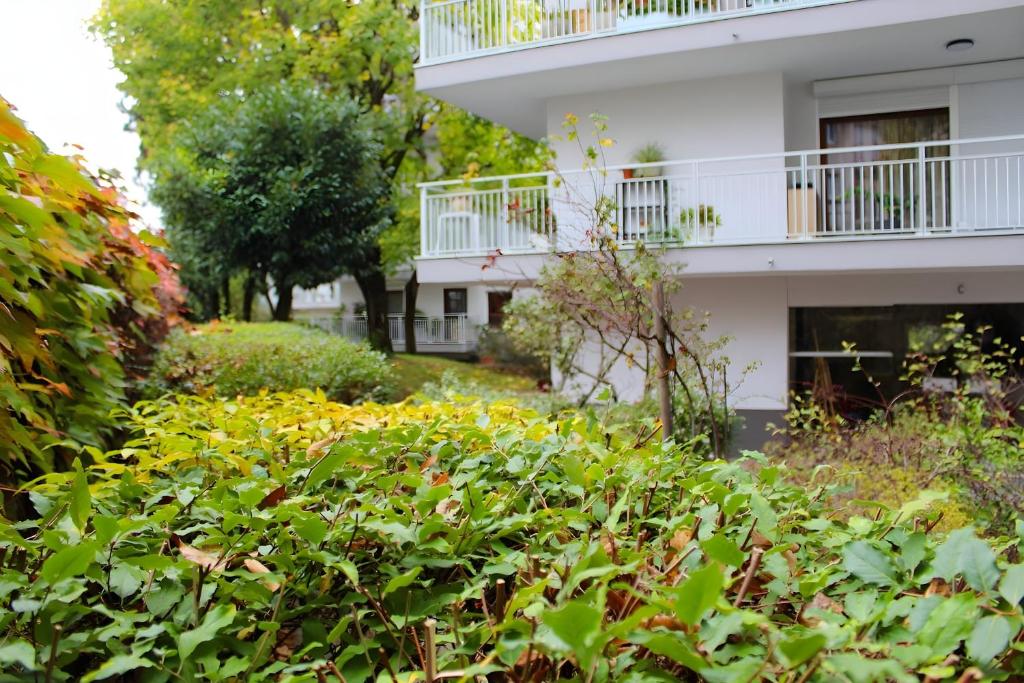 Un bâtiment avec beaucoup de plantes devant lui dans l'établissement Superbe appartement 5pièces 2 SDB 2WC standing, à Créteil
