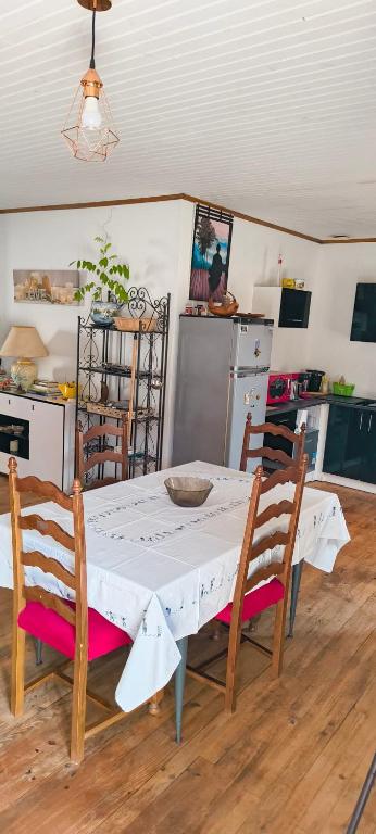 une cuisine avec une table, deux chaises et une table. dans l'établissement Appartement Entier, à La Tour-sur-Orb