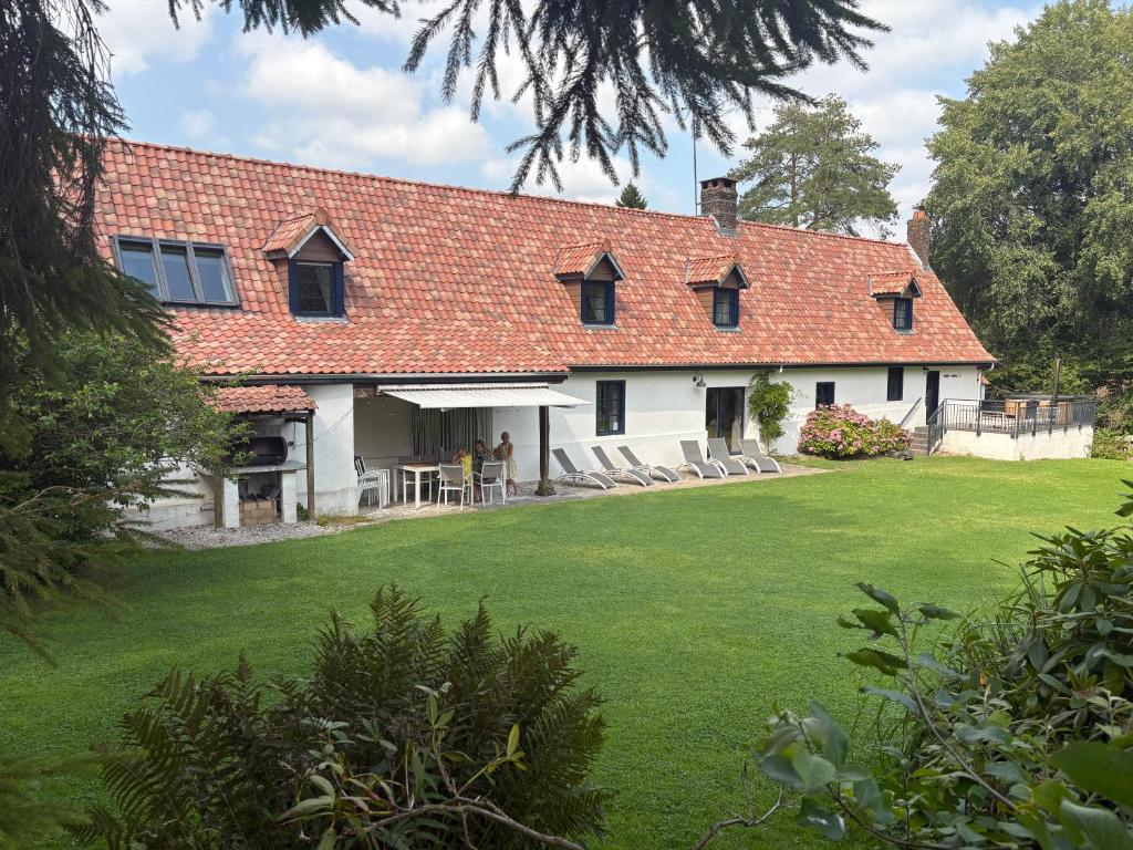 a large white house with a red roof at Un écrin de nature 14p - Bain Nordique - Sauna en option - Baby foot - Fléchettes - Pétanque in Vieil-Moutier