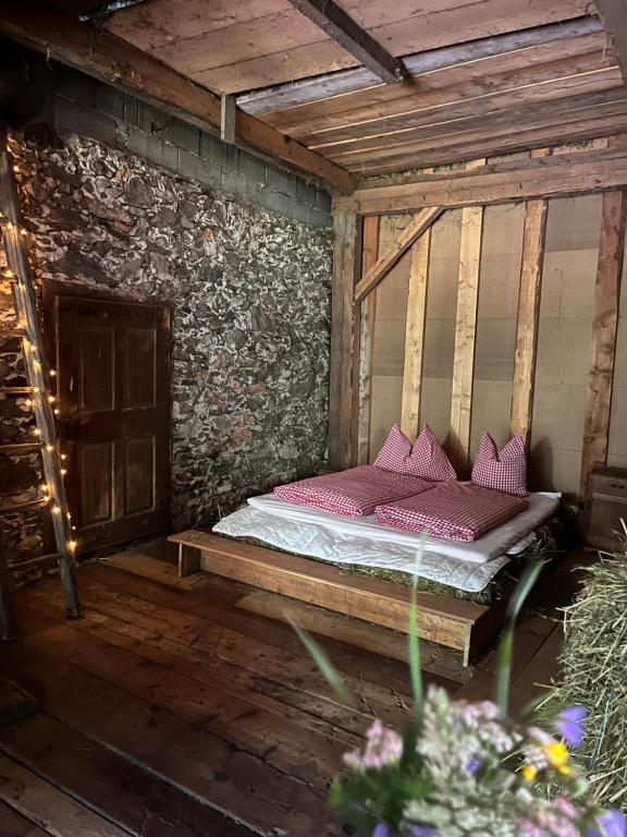 Ένα ή περισσότερα κρεβάτια σε δωμάτιο στο Heubett in Bauernscheune - Schlafen im Bergheu