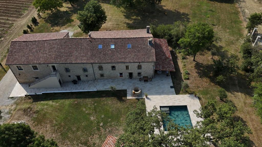 una vista aerea di una grande casa con piscina di Domaine D'Issac a Vénès
