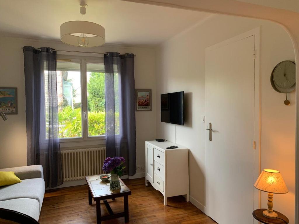 a living room with a couch and a window at Le castor - Quartier résidentiel in Saint-Brieuc