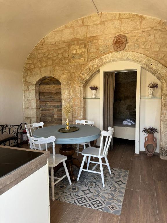 a kitchen and dining room with a table and chairs at La grotta Mutycense in Modica