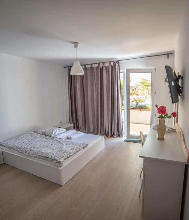 Postel nebo postele na pokoji v ubytování Oneiro Resort
