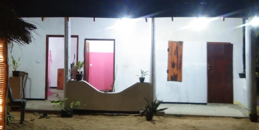 un bâtiment avec deux portes et une porte rose dans l'établissement Fr Resort, à Nikawatawana