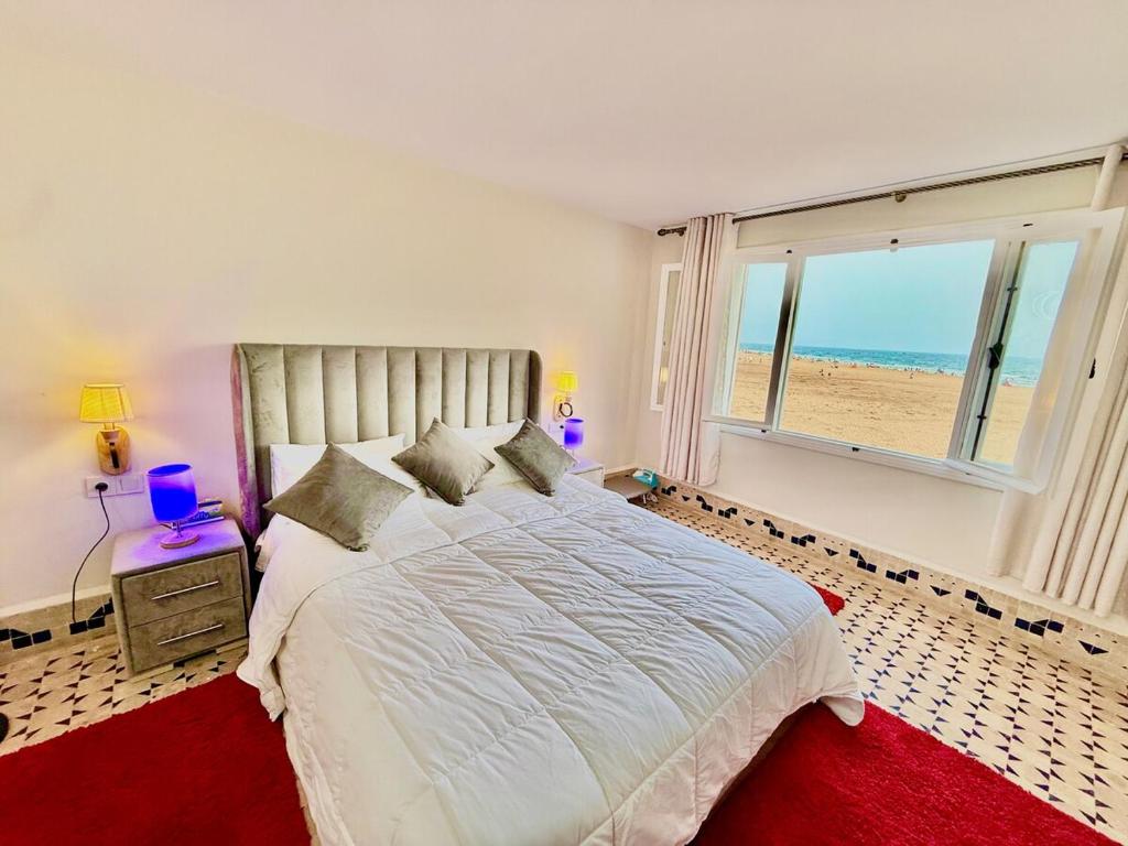 Una cama o camas en una habitación de Beachfront Family House With Ocean View at Imi ouadar 10mn from Taghazout