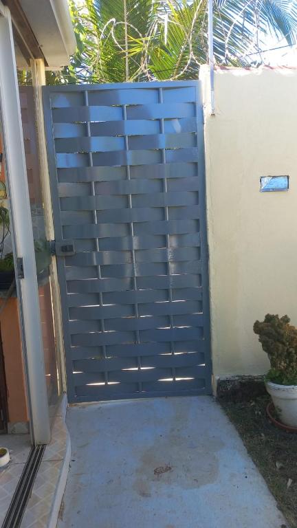 a blue gate in front of a house at Casa JB in Chapada dos Guimarães
