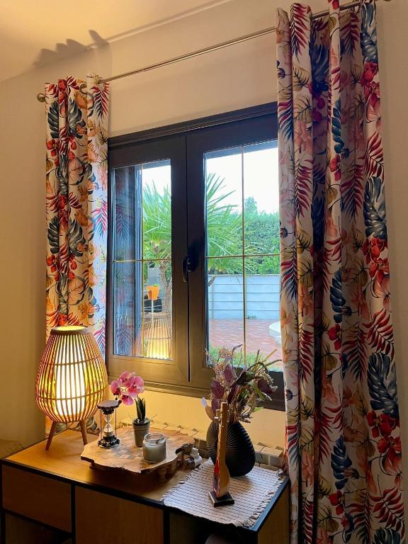 a window with curtains and a table with a lamp at Villa 31 Oasis in Golem