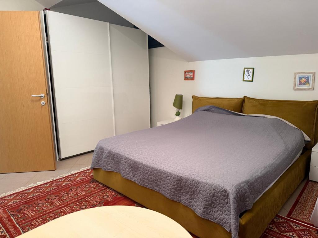 a small bedroom with a bed and a closet at Villa 31 Oasis in Golem