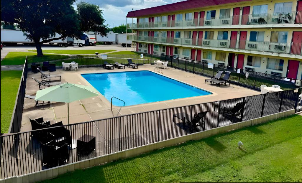 an overhead view of a swimming pool in front of a hotel at OYO Hotel Houston Southwest I-69 in Houston
