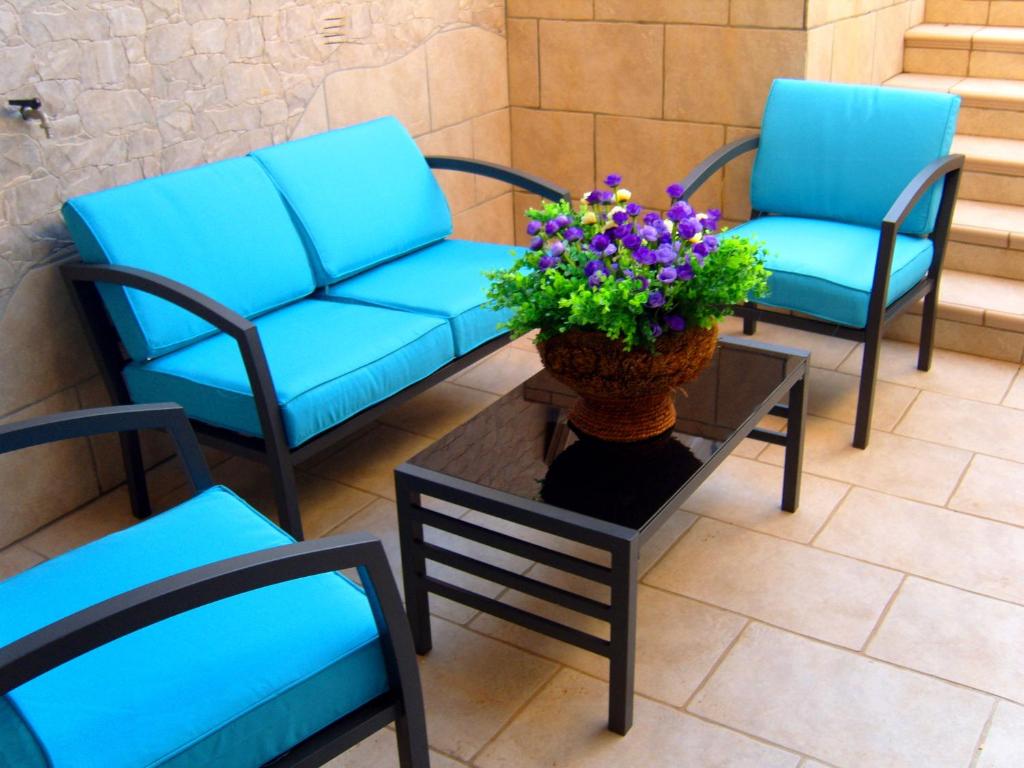 ガリポリにあるCasa Vacanze Relaxのソファ、椅子2脚、テーブル(花付)