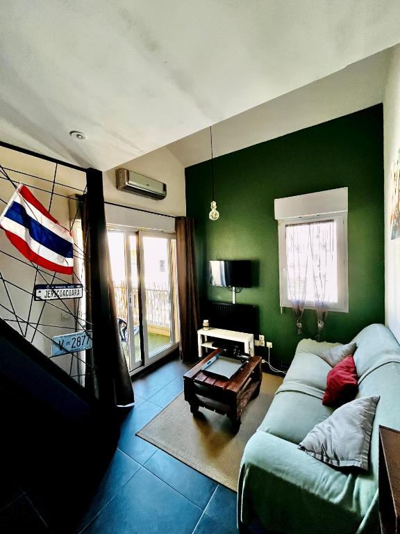 - un salon avec des murs verts et un canapé dans l'établissement Maguelone Centre - 4 pers, wifi, Clim, à Villeneuve-lès-Maguelone