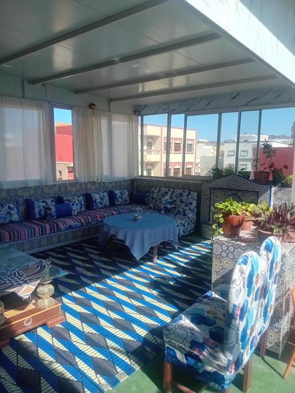ein Wohnzimmer mit Sofa und Tisch in der Unterkunft JERDOUH For FAMILY ONLY in Tétouan