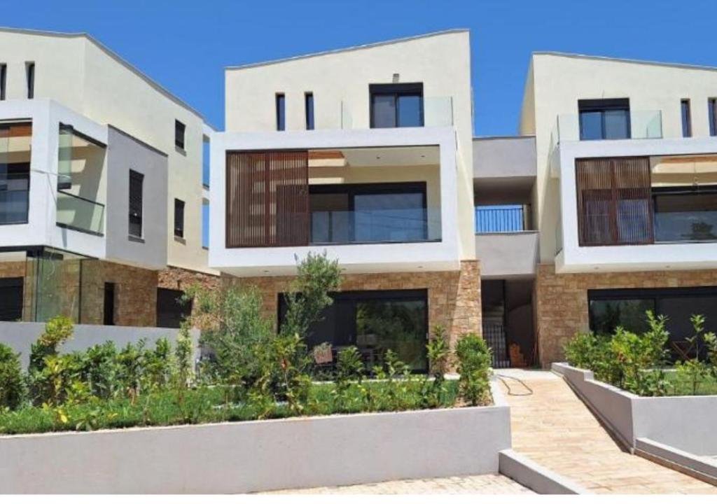 una imagen de un edificio de apartamentos en Gyalia House No 3, en Nikiti