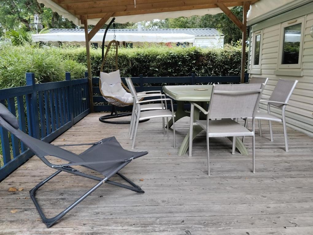 Una mesa y sillas en un patio. en La Dolce Vida, en La Baule