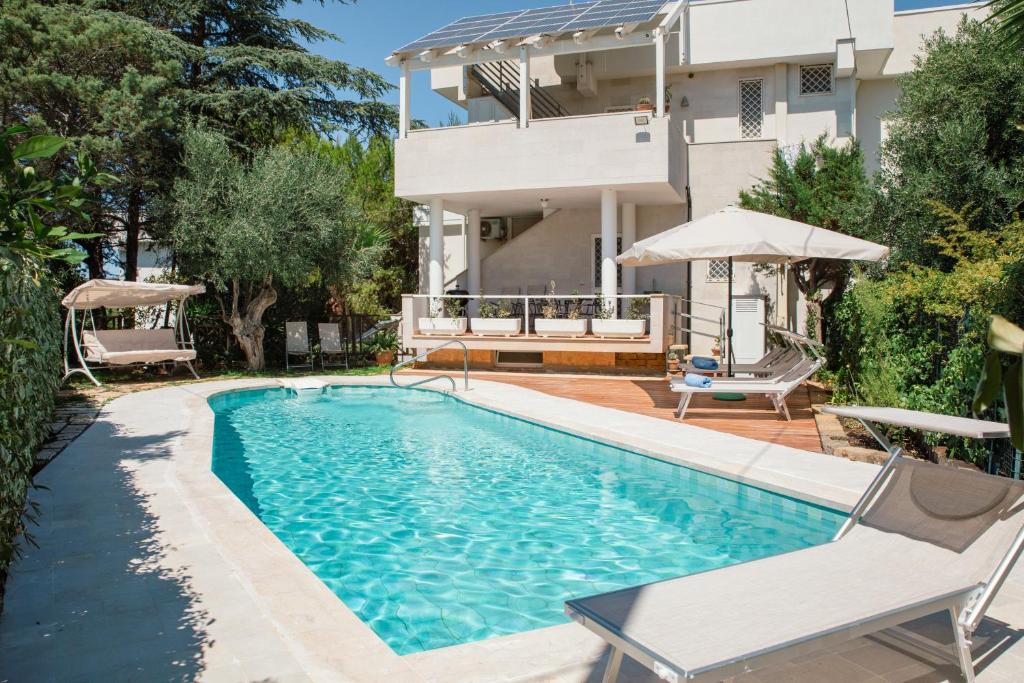 una piscina davanti a una casa di Musa Maris - Villa panoramica con piscina a Conversano