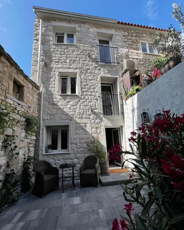 Fjaka, old stone house