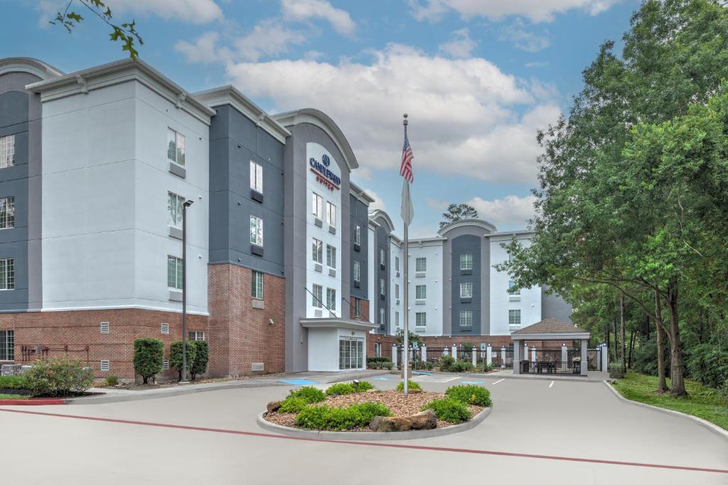 ザ・ウッドランズにあるCandlewood Suites Houston The Woodlands by IHGの外観