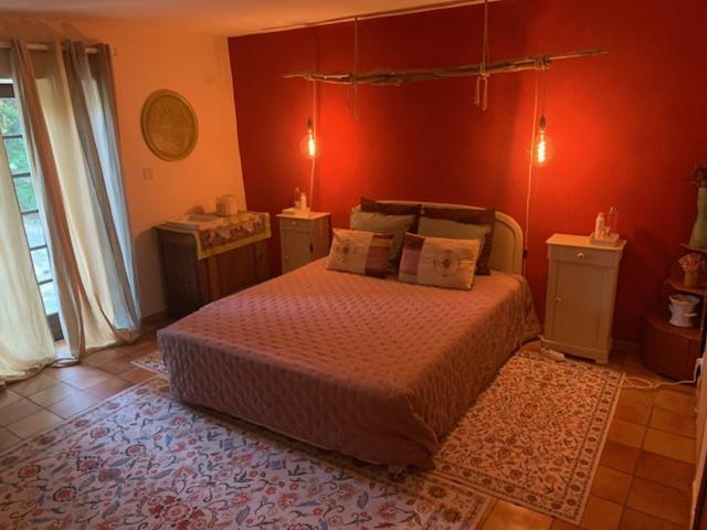 Ένα ή περισσότερα κρεβάτια σε δωμάτιο στο Chambre sous les cyprès