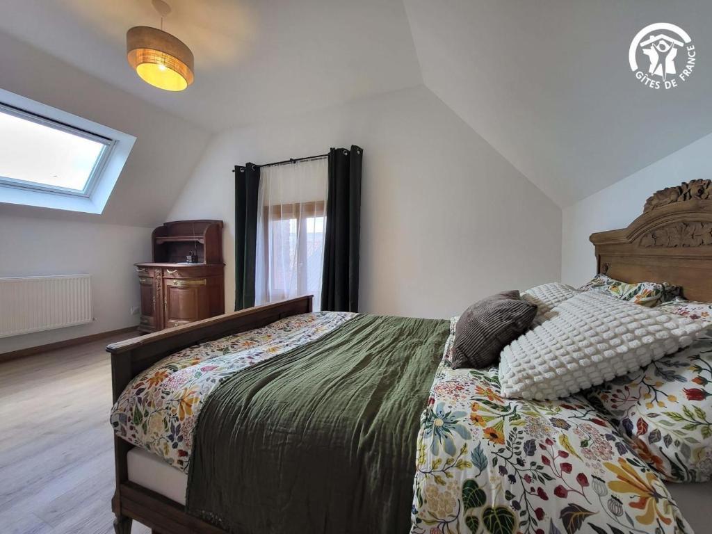 une chambre avec un lit et une fenêtre dans l'établissement Chambre d'hôtes au coeur de la Ferme de la Porte en Aix pour 2, à Aix-en-Issart