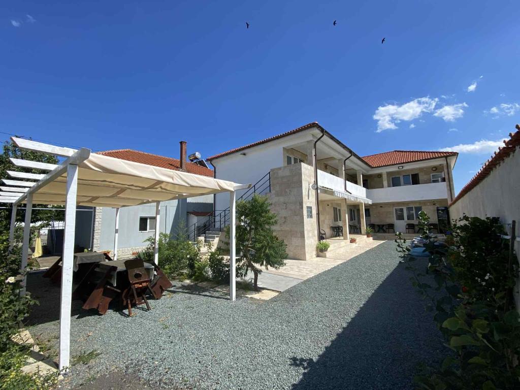 a courtyard of a house with an umbrella at Pe Colț in Vama Veche