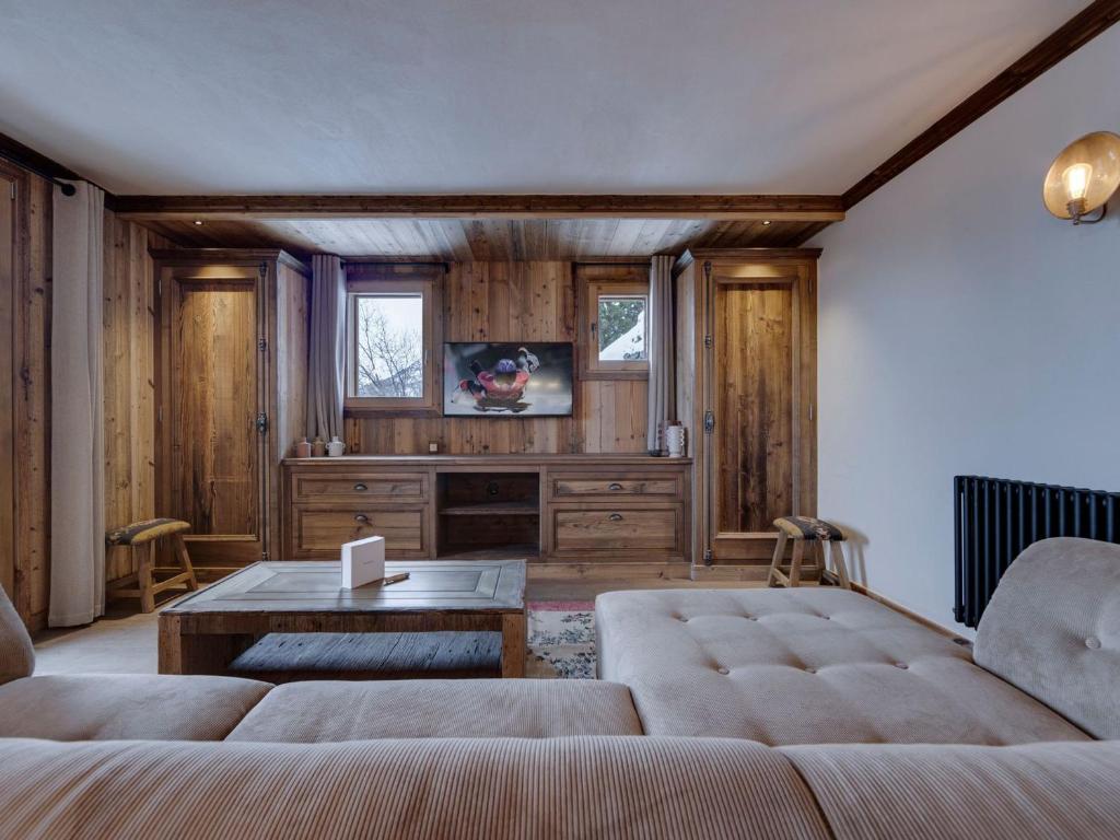 un salon avec un canapé et une table dans l'établissement Appartement neuf avec jacuzzi, proche pistes, parking et wifi - FR-1-690-13, à La Rosière