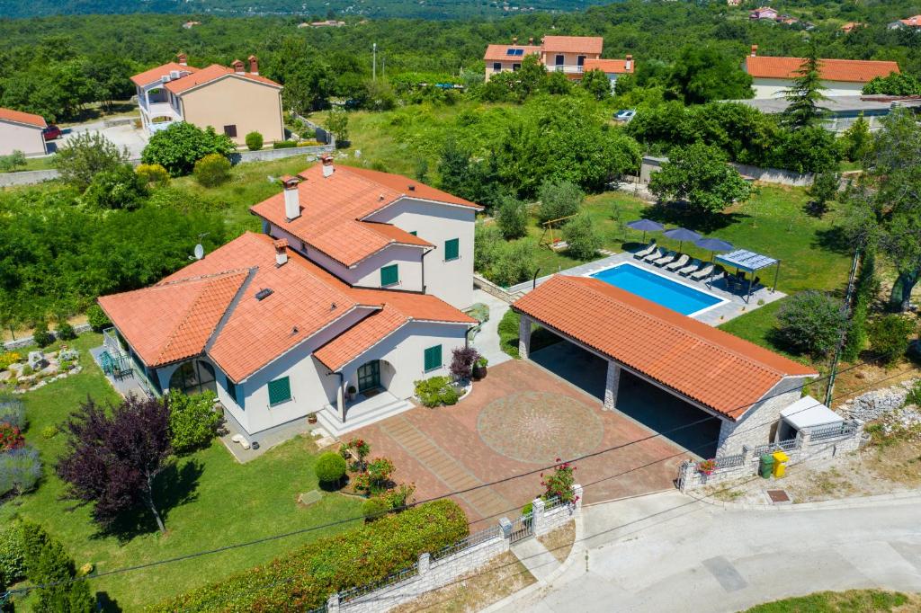 Bazén v ubytování Holiday House OLIVE GROVE with pool and garden nebo v jeho okolí