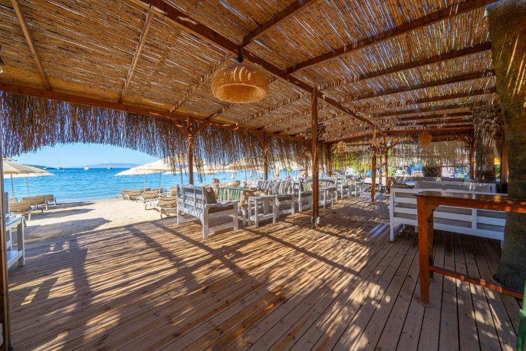 un restaurante en la playa con vistas al océano en Halikarya Restaurant & Beach Hotel, en Bodrum City