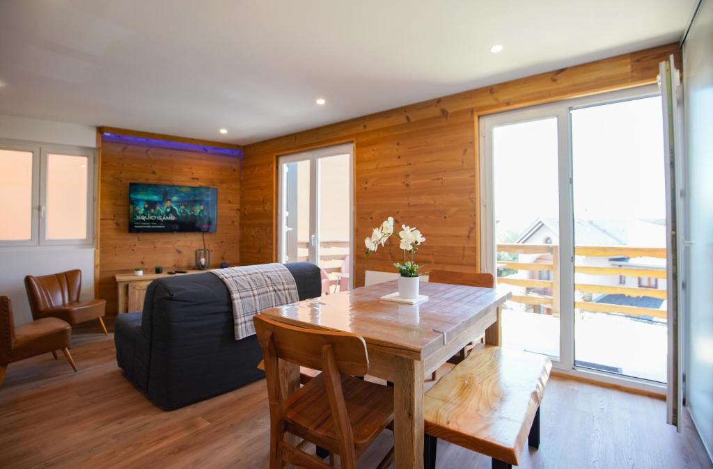 Μια τηλεόραση ή/και κέντρο ψυχαγωγίας στο Plein Centre- T2 Premium- 6 couchages-Parking couvert- Netflix-5 mn Télécabine