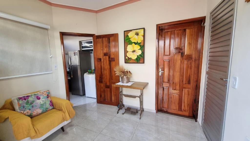 a living room with a couch and a table and a door at Apartamento funcional próximo ao Shopping Paraíso e comércios in Santarém