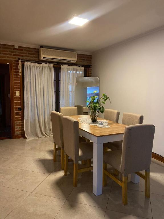 a dining room with a table and chairs at Vila Bela in Tigre