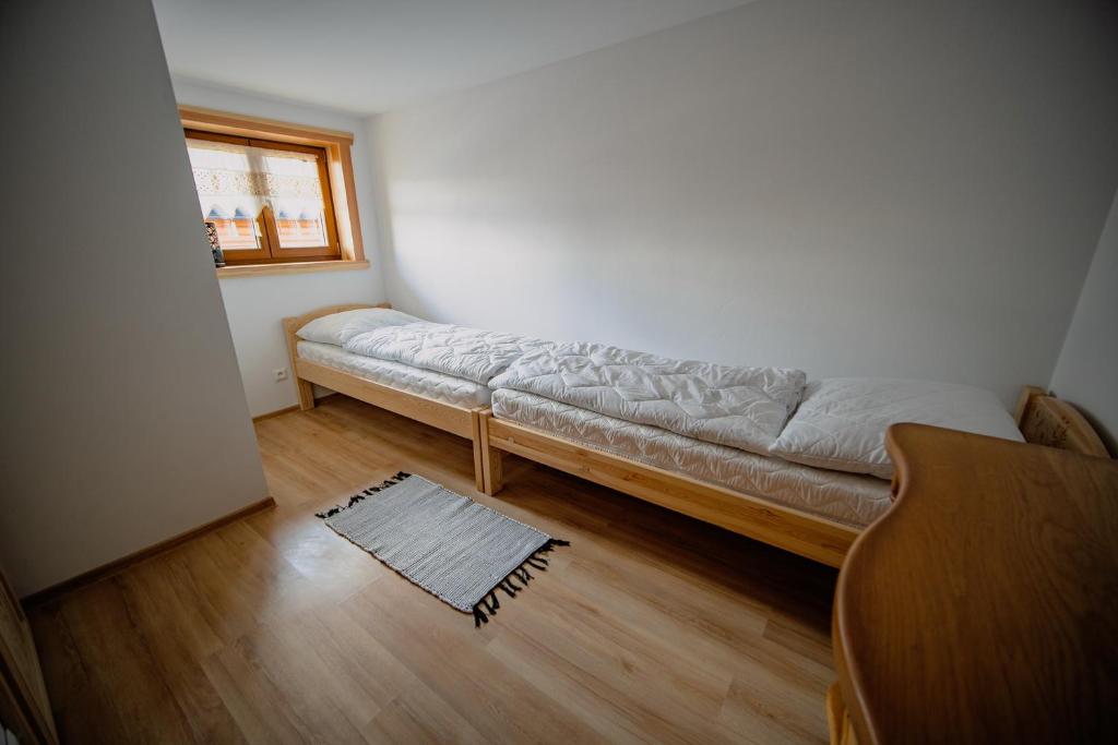 - un canapé dans une pièce avec fenêtre dans l'établissement Chata Bučina, à Oravská Lesná