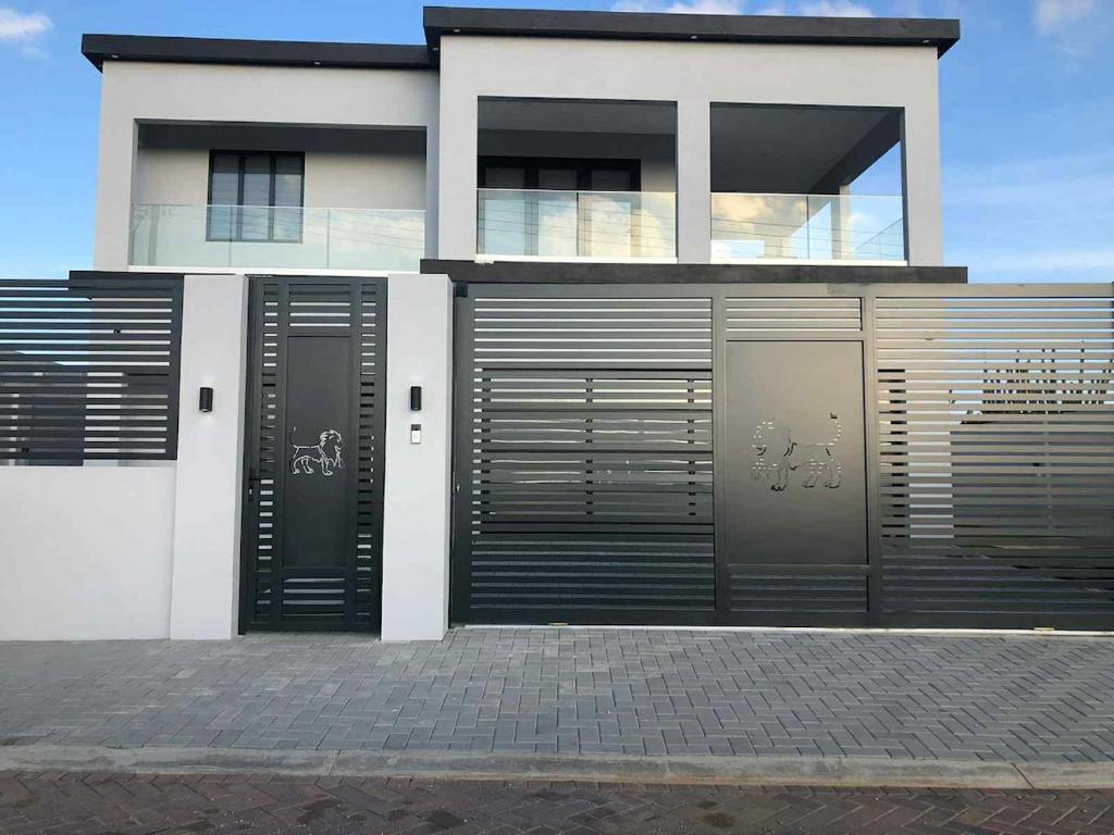 ein Haus mit vielen Garagentoren in der Unterkunft Modern Home In Noord in Noord