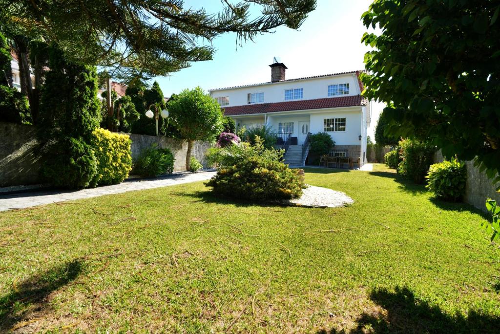 una casa con césped delante en Casa con jardín en Fefiñanes, Cambados, en Cambados