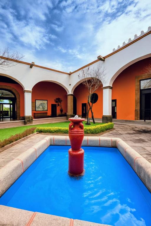 a pool in the courtyard of a building at Hotel Hacienda La Muralla in Amealco