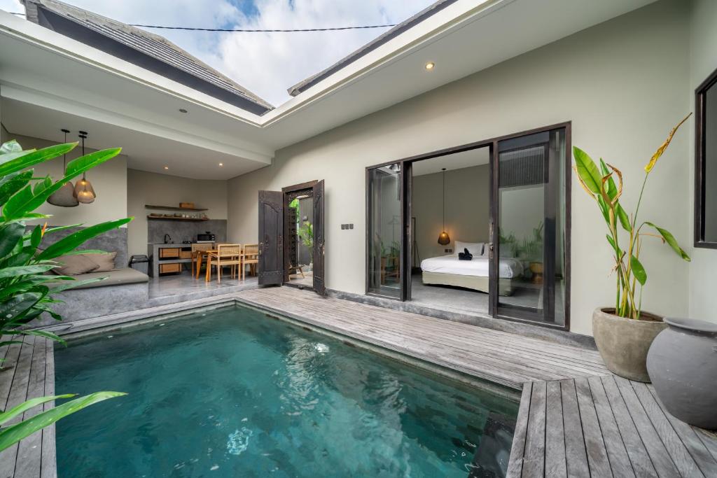 una piscina cubierta en una villa de 1 dormitorio en Sabi San 15C - Relax and Recharge - 2BR Villa - Private Pool - Stylish, en Kerobokan