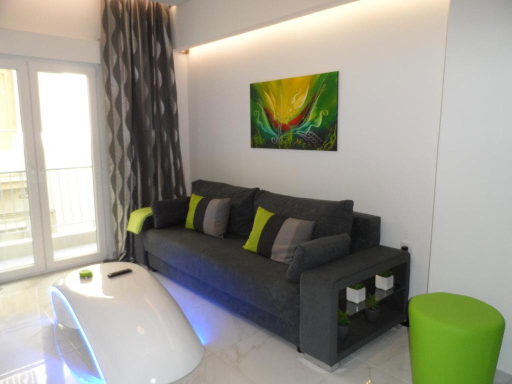 Laura White Tower Apartment - 5