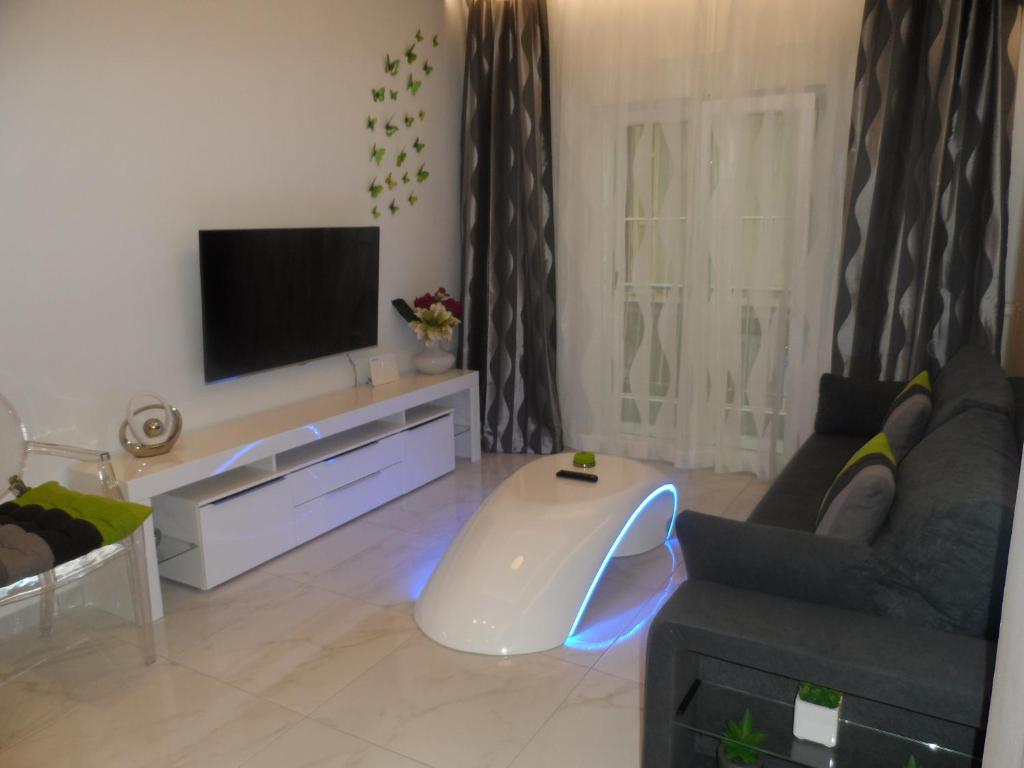 Laura White Tower Apartment - 4