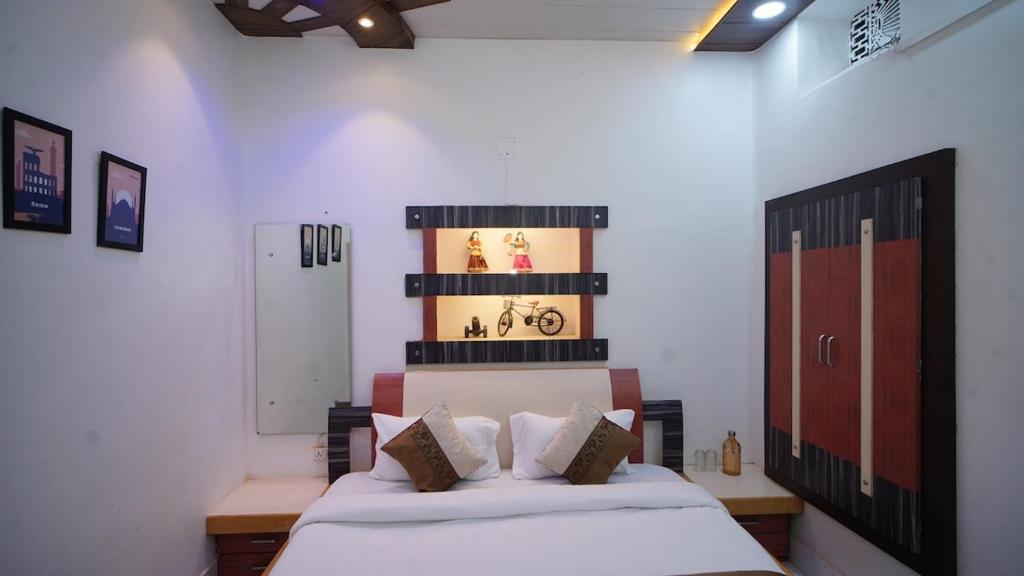 a bedroom with a bed in a room at Raahi - 3 Bedroom Flat Near Kashi Vishwanath in Varanasi