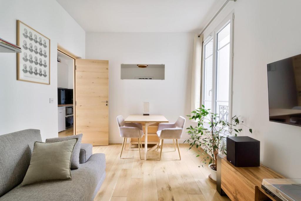 un salon avec un canapé et une table dans l'établissement Parisian Charm, Modern & Quiet Studio, à Paris