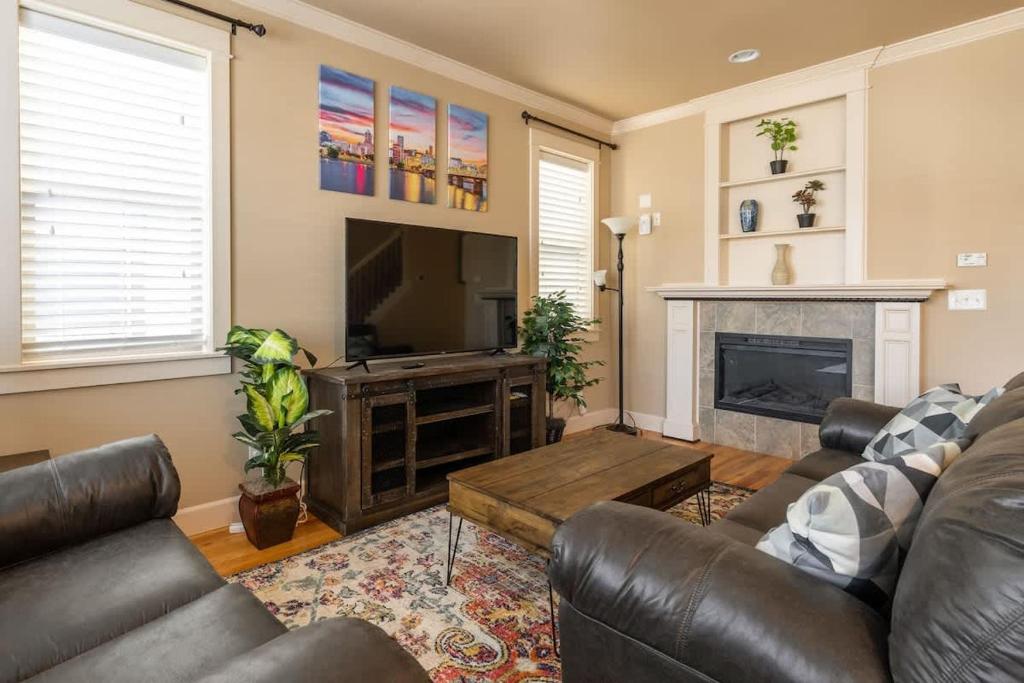Una sala de estar con un sofá y un televisor de pantalla plana. en Garfield 2BR - New Build - Foodie-Friendly Stay, en Portland