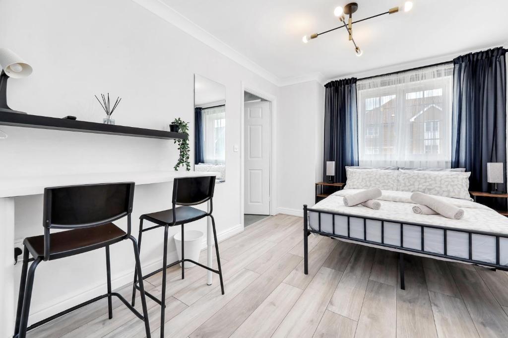 Postel nebo postele na pokoji v ubytování Fully equipped Parkside room 5min from Colliers wood Station R4