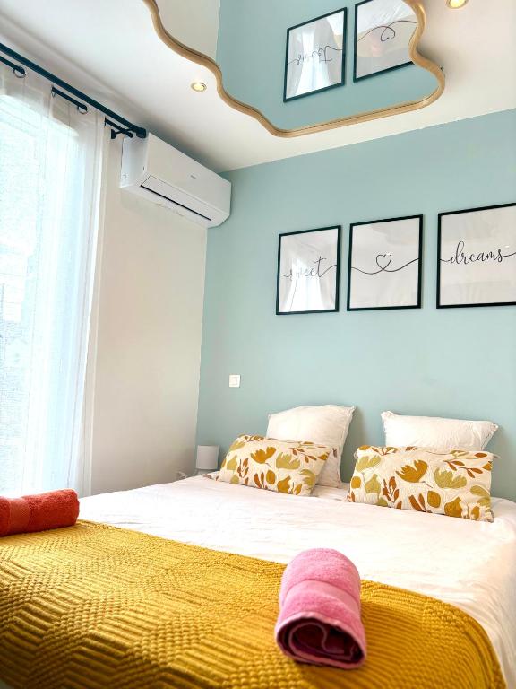 a bedroom with a bed with a yellow blanket at Studio chaleureux climatisé pre de Paris-Orly in Villeneuve-le-Roi